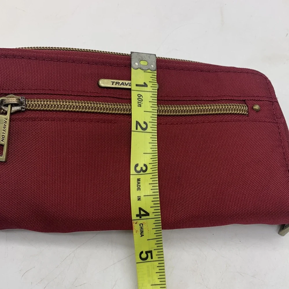 Red travelon standard size nylon wallet as is. SM3741